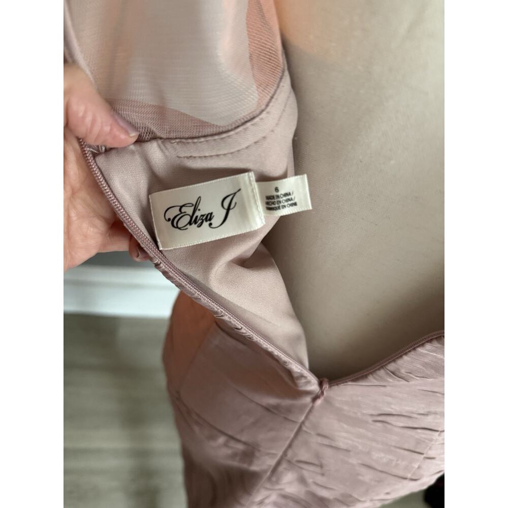 Eliza J Taupe Satin Portrait Neck Ruched Surplice Cocktail Sheath Dress Size 6 - Picture 4 of 5
